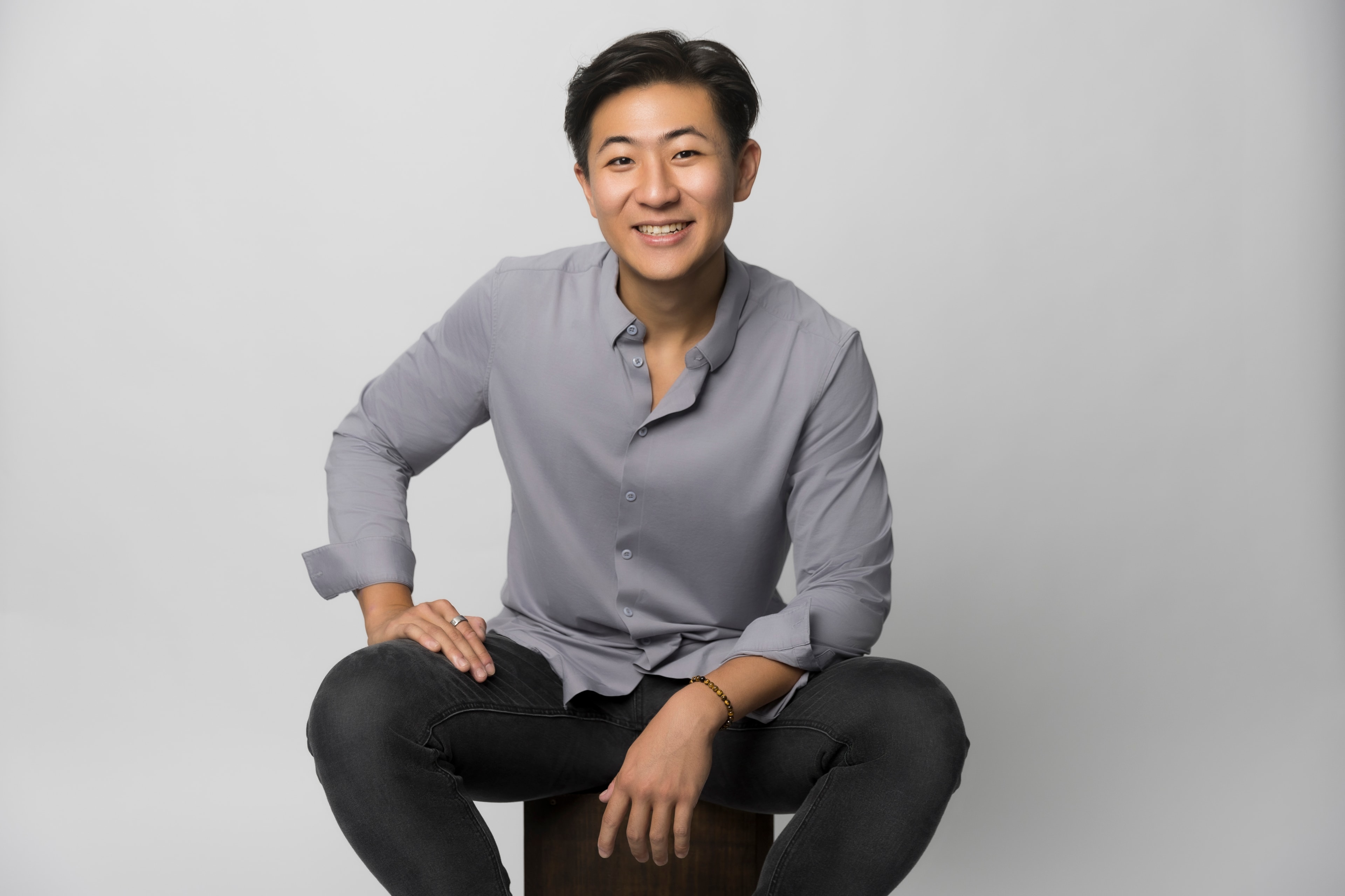 Edmund Zheng performing hypnosis