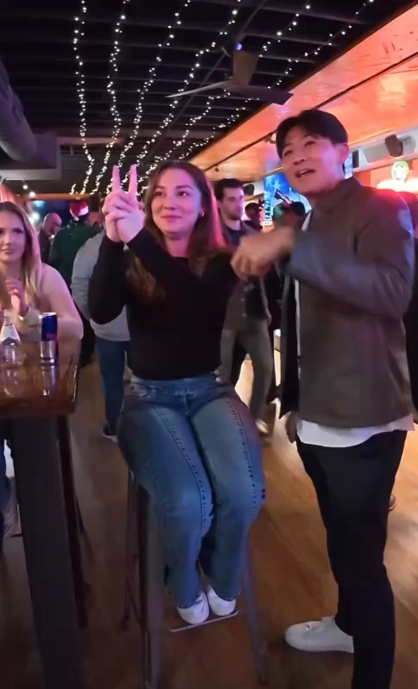 Edmund Zheng hypnotizing a volunteer on stage